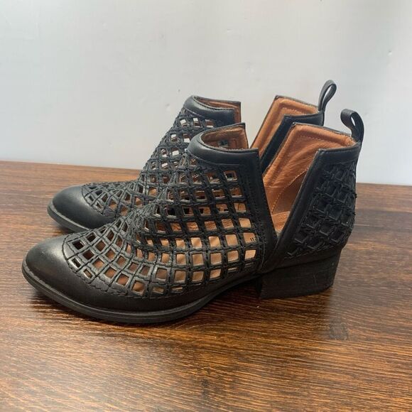Jeffrey Campbell Women's Pointed Toe Laser Cut Ankle Boots Black Size 6 - Picture 1 of 9